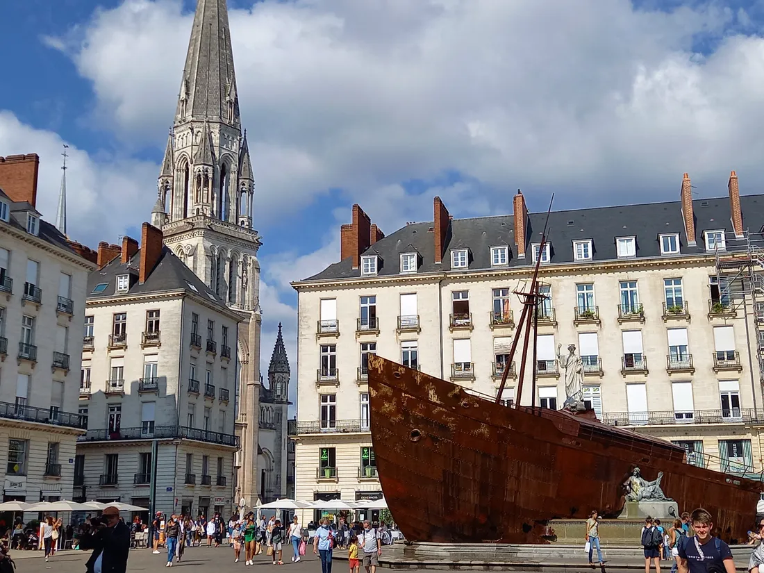 Le bateau échoué sur la fontaine de la Place Royale : oeuvre du VAN 2021